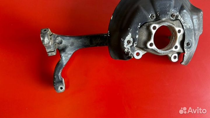 Кулак поворотный передний правый Audi A6 C6 AUK