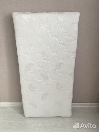 Детская кроватка с маятником и матрасом