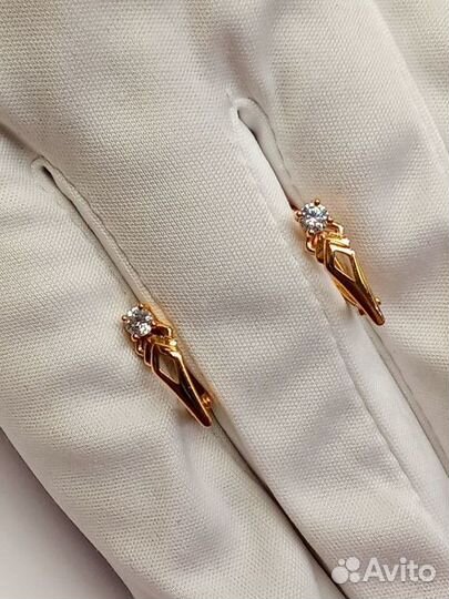 Серьги с синтетическим камнем Золото