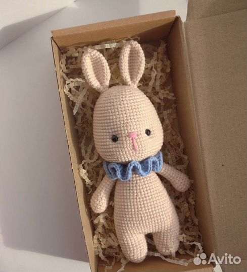 Вязаная игрушка ручной работы зайка погремушка