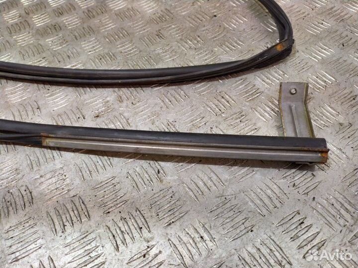 Уплотнитель стекла передний правый Honda Cr-V 3 RE