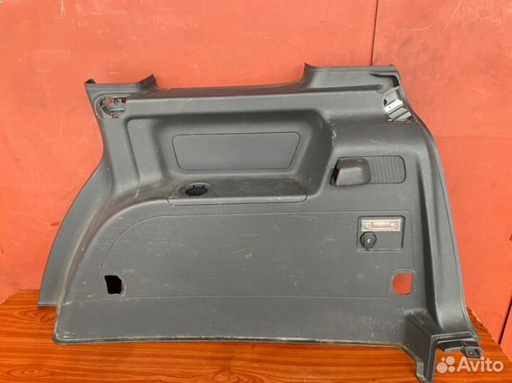 Обшивка багажника задняя правая Vw Touran minivan