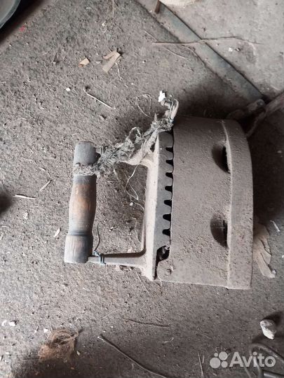 Старинный утюг на углях