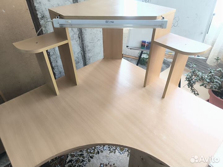 Угловой письменный стол