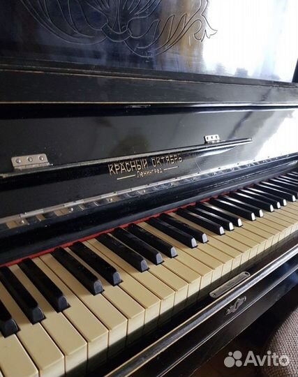 Пианино Красный октябрь