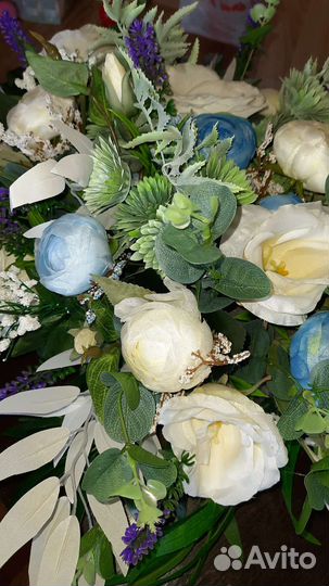 Композиция из искусственных цветов