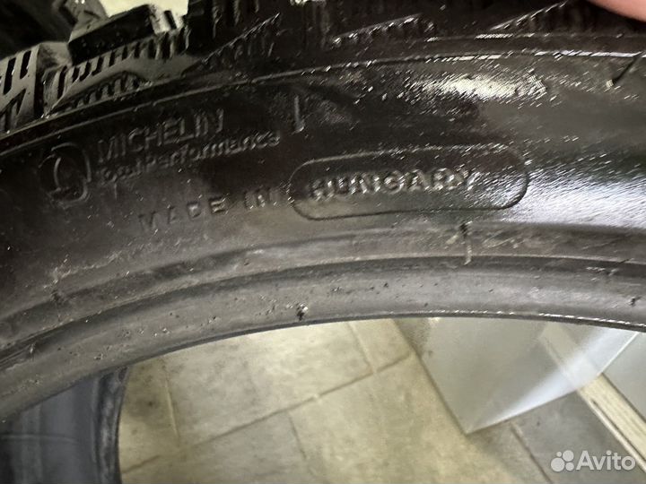 Michelin X-Ice North 4 255/35 R19 и 255/35 R19 96H