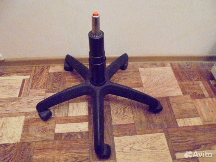 Крестовина компьютерного кресла с газлифтом