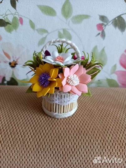 Декоративная корзинка с цветами