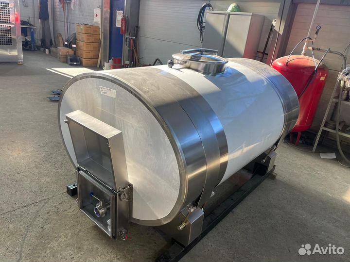 Емкость-термос для перевозки молока. Молоковоз