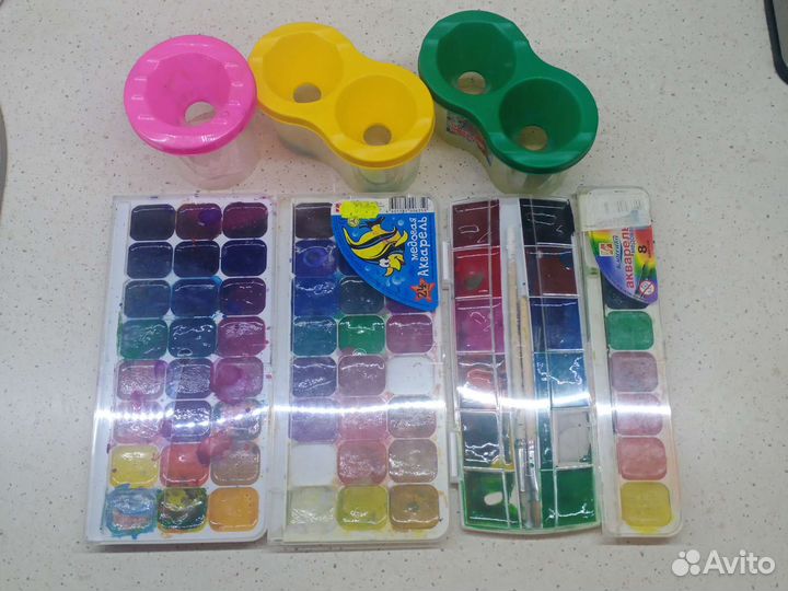 Акварельные краски баночки непроливайки