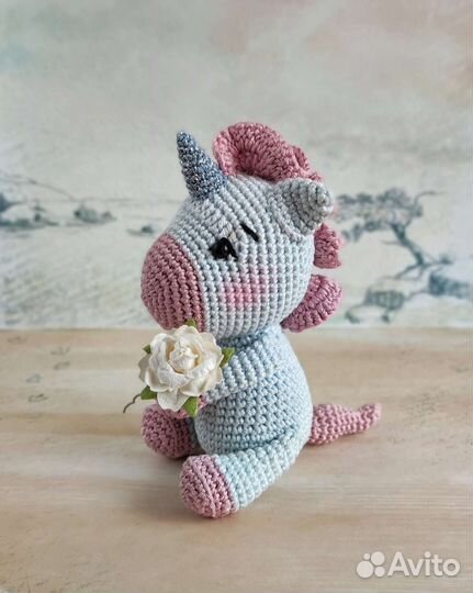 Игрушка единорог вязаный