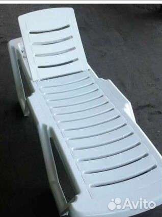 Шезлонг пластиковый пляжный
