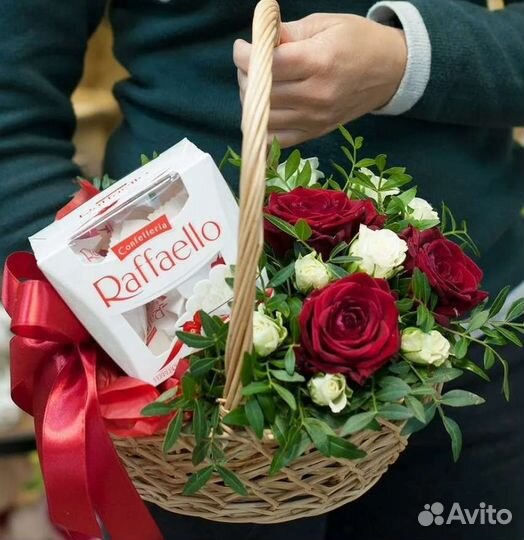 Букет 19 роз и конфеты