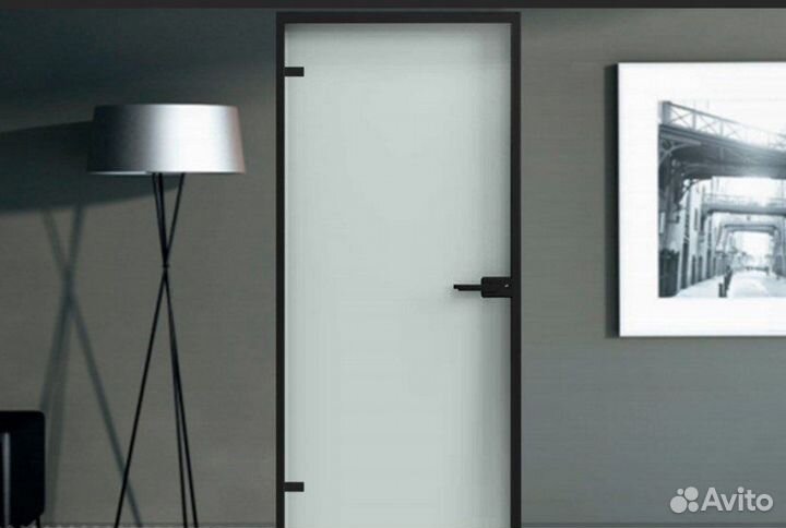 Стеклянная дверь в алюминиевой коробке