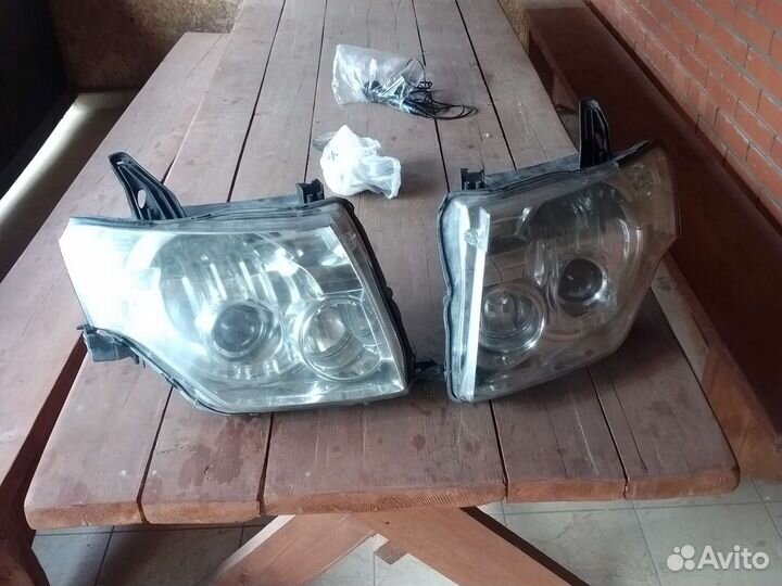 Фары Mitsubishi pajero 4