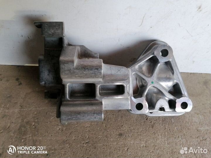 Кронштейн двигателя правый Ford Kuga 2008-2012