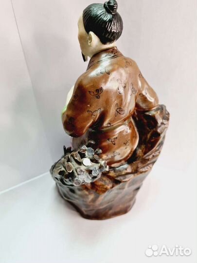 Статуэтка Китаец с трубкой и хворостом. Есть дефек