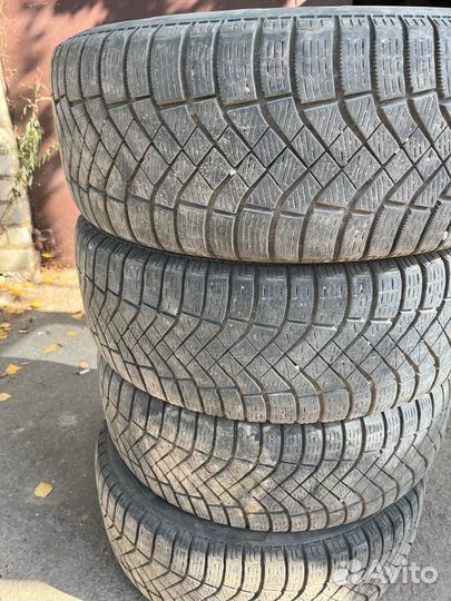 Pirelli Ice Zero FR 205/60 R16