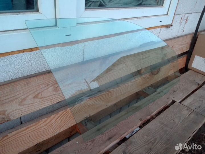 Стекло передней двери Тойота Фортунер Хайлюкс