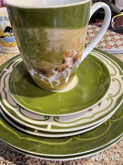 Фарфоровый сервиз, кружка и тарелки 