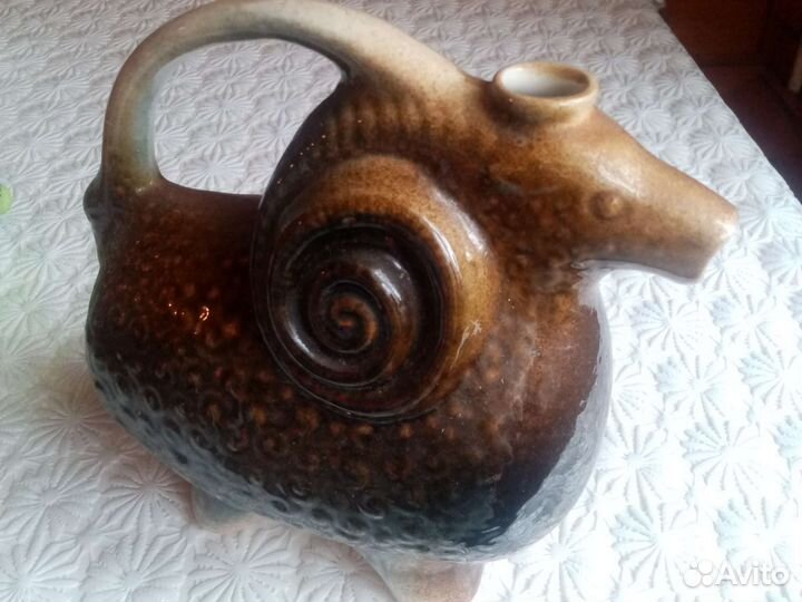 Глиняный кувшин для вина