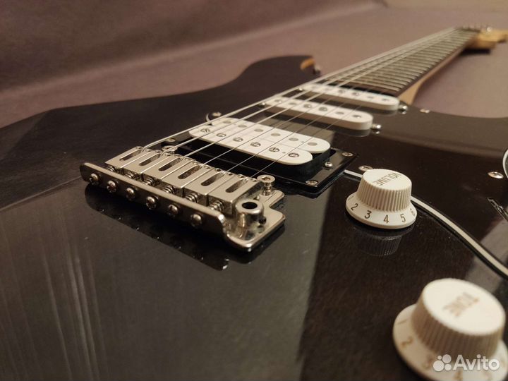 Электрогитара Yamaha + аксессуары