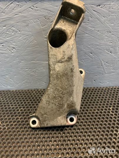 Кронштейн двигателя левый Audi A4 B7 BWE 2008