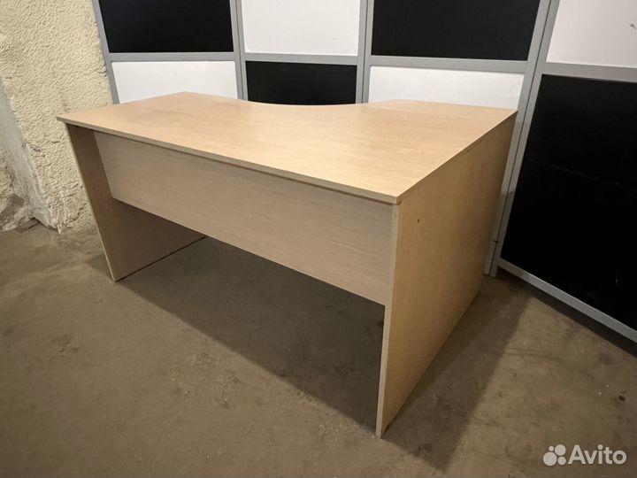 Стол офисный угловой 140 х 90 х76см
