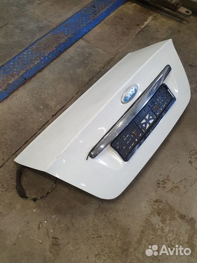 Крышка багажника Ford Focus 2 седан с дефектом