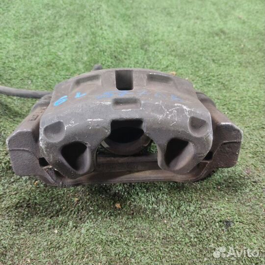 Суппорт тормозной передний левый Toyota Camry 40