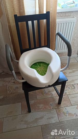 Сиденье насадка для унитаза со съёмными поручнями