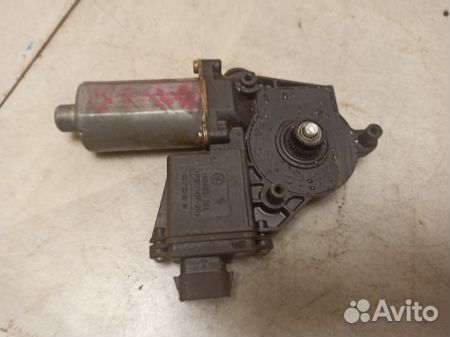 Моторчик заднего правого стеклоподъемника