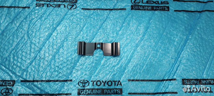 Кронштейн Toyota, Lexus 63138-12011 Новый оригинал