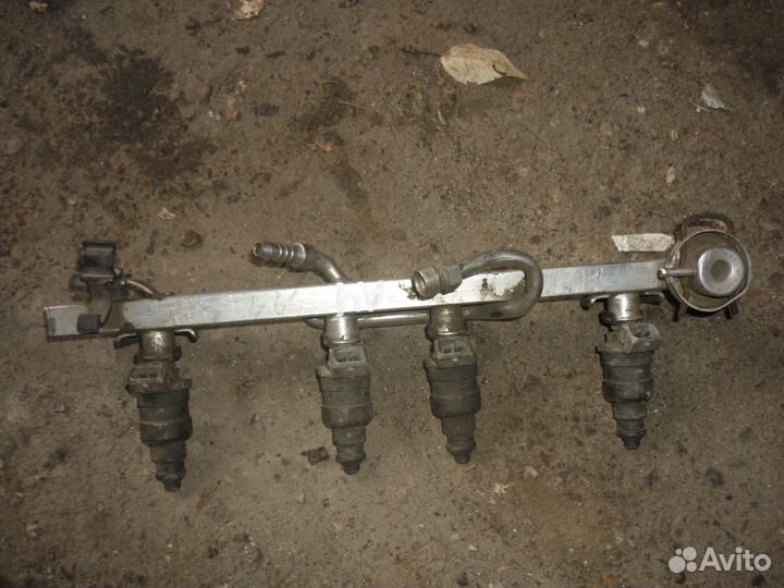 Топливная рампа с форсунками Ауди А4 Б5 1.6