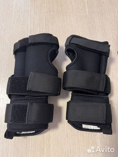 Защита запястья dainese