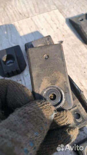 Упор крышки багажника Audi 100c4 a6c4 4A5827347