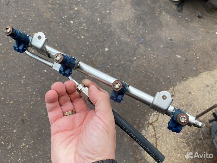 Топливная рампа всборе с форсунками 06B133317AF