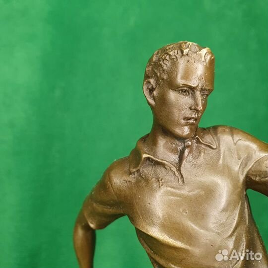 Бронзовая статуэтка Футболист с мячом