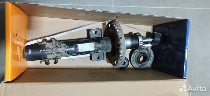 Амортизатор передний правый skoda rapid