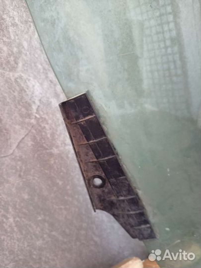 Боковое стекло на Ауди 80 левое