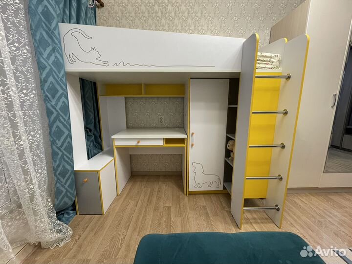Детская кровать чердак со столом и шкафом
