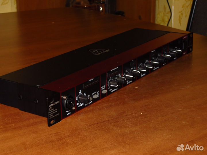 Behringer UV1 - Микрофонный преамп