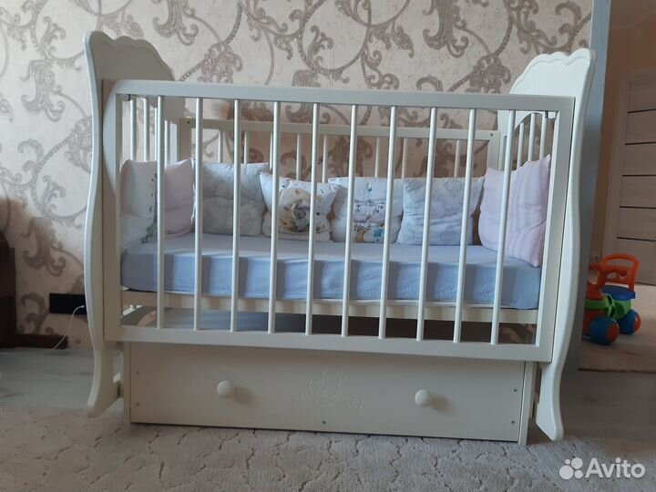Детская кроватка с маятником