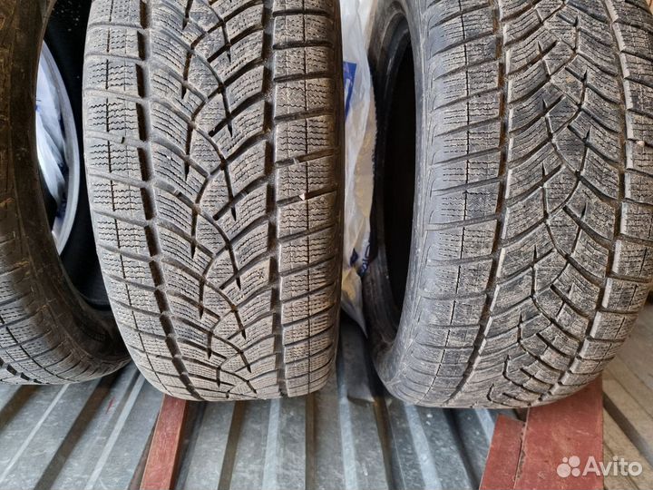 Goodyear UltraGrip Ice 255/50 R19 107T