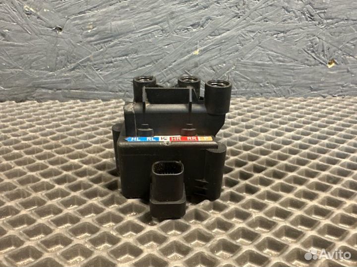 Блок клапанов пневмоподвески Mercedes-Benz E-Class