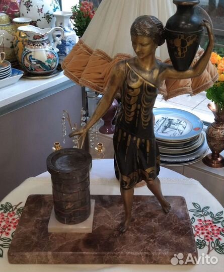 Скульптура Девушка с кувшином на мраморной основе