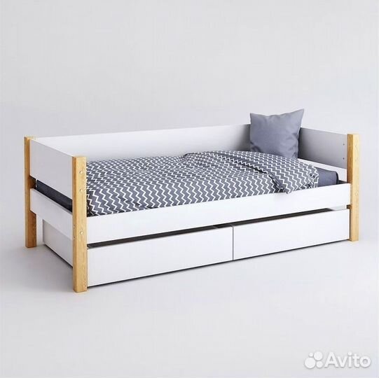 Детская кровать с маятником