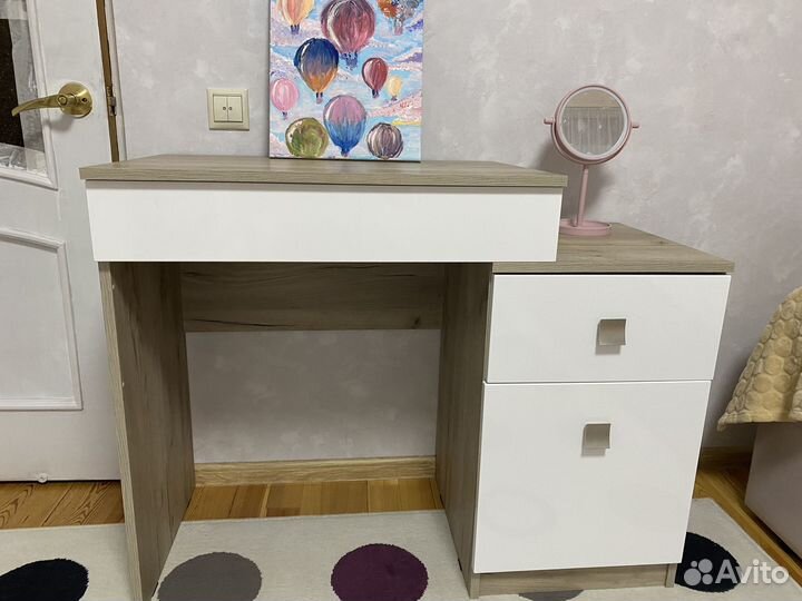 Туалетный столик с зеркалом
