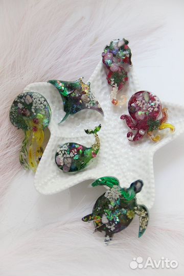 Брошь ручной работы из эпоксидной смолы